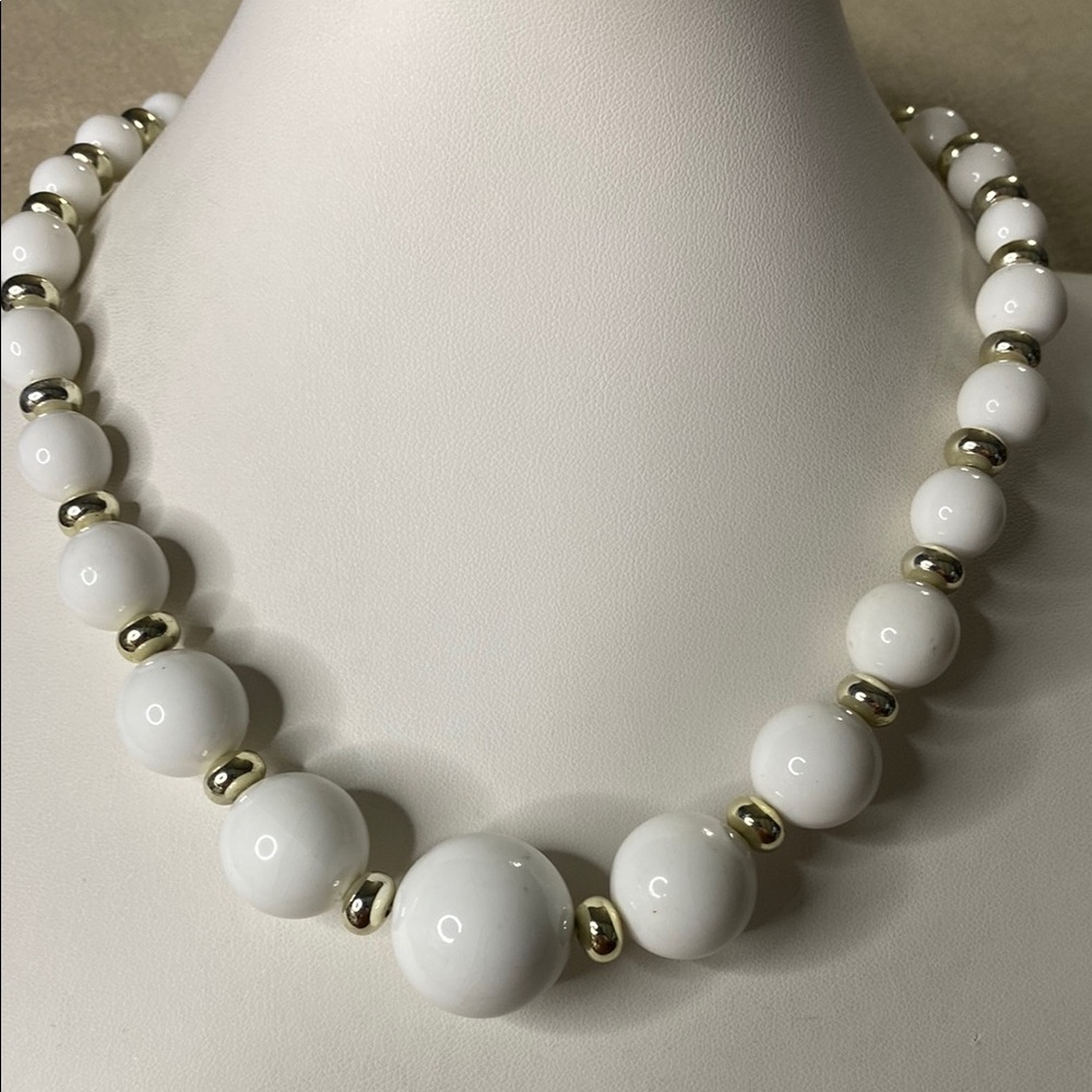 10/$10 
White and Gold tone Beaded Necklace